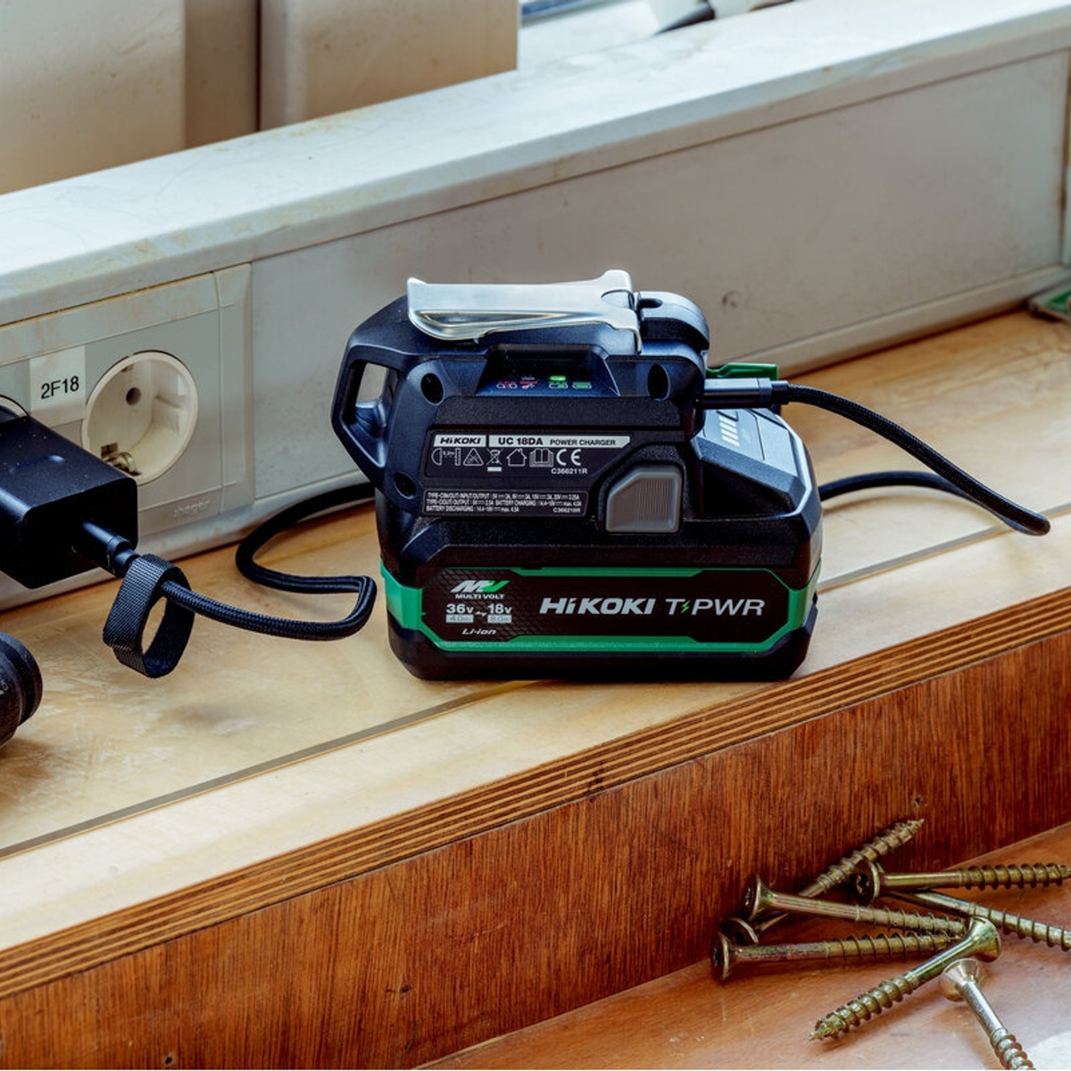 UC18DAW4Z - Adaptador y cargador USB HiKOKI UC18DAW4Z de 18 V - Imagen 2